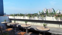 Waktu terbaik untuk ke sini tentu saja saat malam hari. Dari rooftop ini kalian bisa menikmati pemandangan gedung-gedung pencakar langit Jakarta yang berwarna-warni. Cakep! (Wahyu/detikTravel)