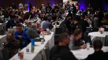 Sebagian peserta yang datang mengaku sering diejek karena keyakinannya, baik dari keluarga maupun teman. Tapi mereka jalan terus.Aku tidak merasa malu, kata salah seorang peserta bernama Rick Hummer. Foto: Denver Post