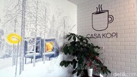 Hotel ini dihiasi mural bertema traveling yang kece banget. Ada mural Iceland, Mykonos (Yunani) hingga Rusia. Mural ini juga dilukis di masing-masing kamar. Hotel ini juga punya coffee shop dan kafe rooftop. (Wahyu/detikTravel)