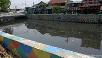 Kali Item yang awalnya dipasangi waring kini telah kembali seperti sediakala.