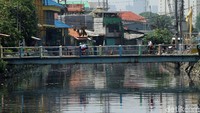 Warga yang tinggal di sekitar kali item mengaku sudah terbiasa dengan aroma kali item.