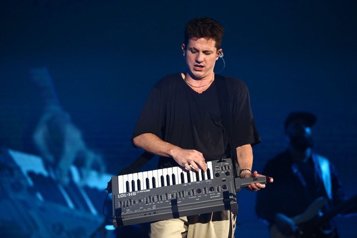 Konser Perdana Charlie Puth di Indonesia

Penyanyi asal Amerika Serikat Charlie Puth menggelar konser perdananya bertajuk Voicenotes di ICE BSD, Tanggerang, Banten, Jumat (16/11/2018). Charlie Puth membawakan lagu-lagu hits nya seperti Attention, One Call Away, How Long dan masih banyak lagi. Grandyos Zafna/detikcom