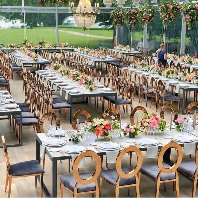 Kemewahan upacara pernikahan Deepika Padukone dan Ranveer Singh bukan hanya terlihat dari lokasi pernikahan mereka di villa yang terkenal akan kemewahannya, Villa del Balbianello. Dekorasi yang menghiasi villa pun menggambarkan kemewahan acara tersebut. Foto: Dok. AFP, Instagram