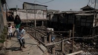 Menurut keterangan warga Kali Gendong tersebut sudah kotor dan kumuh sejak dahulu dikarenakan dulunya banyak pemukiman warga yang tinggal diatas sungai.