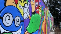 Lukisan mural di dinding taman pun menyita perhatian banyak orang. Pasalnya, lukisan itu penuh warna dan bagi siapa saja yang melintasi taman tersebut pasti akan menghentikan kendaraannya sejenak untuk sekadar menongkrong atau hanya berswafoto.