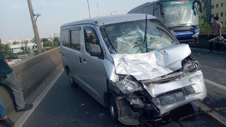 Tabrakan Bus Vs Mobil di Flyover Pesing, Jalan Daan Mogot Macet Tabrakan Bus Vs Mobil di Flyover Pesing, Jalan Daan Mogot Macet
