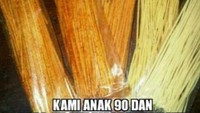 Nah loh, kalau sekarang suka banyak yang ngomongin beras plastik. Anak 90-an udah suka makan lidi-lidian. Foto: Istimewa