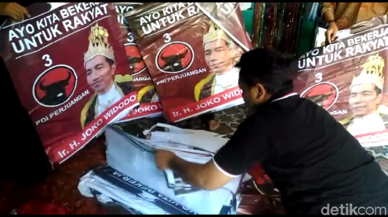 Ini Pengakuan Pemasang Poster Raja Jokowi Ini Pengakuan Pemasang Poster Raja Jokowi