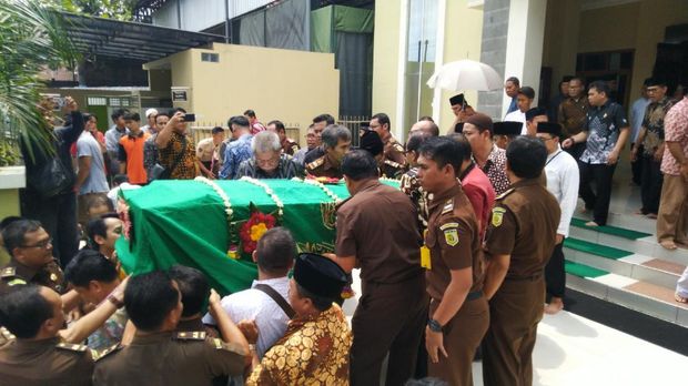 Jaksa Agung Iringi Pemakaman Adiknya Mantan Wabup Jepara