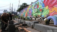  Dengan adanya taman tersebut warga tak perlu jauh-jauh ke taman lain untuk bisa refreshing. Nantinya, di taman tersebut akan tersedia tempat duduk dan ayunan untuk masyarakat.