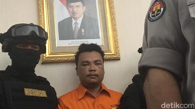 Berbaju Tahanan, Ini Haris Simamora Tersangka Pembunuh Satu Keluarga