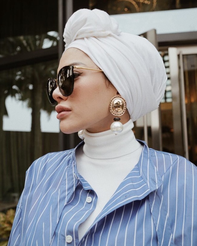 Nikita Mirzani juga memilih barang-barang branded untuk gaya terbarunya. Salah satunya adalah oversized shirt dari Balenciaga ini. Foto: Instagram/NikitaMirzaniMawardi_17