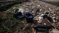 Kurangnya kesadaran warga untuk tidak membuang sampah di kali menyebabkan menumpuknya sampah.