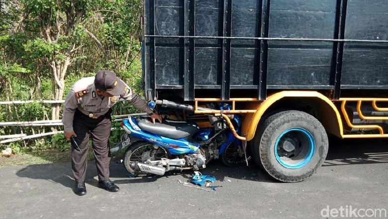 Biker Ngebut Tabrak Truk Parkir, Satu Pelajar Tewas Biker Ngebut Tabrak Truk Parkir, Satu Pelajar Tewas