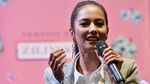 Pevita Pearce Mencuri Perhatian di Konser Charlie Puth