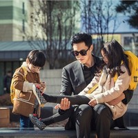 Drama Terius Behind Me yang diperankan oleh So Ji Sub ini menceritakan tentang kisahnya sebagai mantan agen rahasia yang jadi pengasuh anak untuk mencari tahu tentang kasus pembunuhan. Foto: Instagram @mbcdrama_now