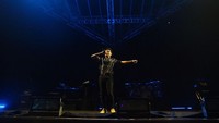 Alunan musik dari Jaz memandu penonton untuk berdiri dan pemanasan sebelum mendengarkan suara Charlie Puth. Foto: Grandyos Zafna/detikcom