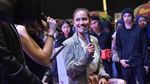 Pevita Pearce Mencuri Perhatian di Konser Charlie Puth