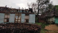 Penampakan sebuah rumah yang rusak akibat diterjang Topan Gaja di wilayah Tamil Nadu, India.