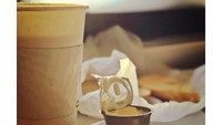 Deepika menyebut makanan ini sebagai Cannes diet. Ada bagel, cream cheese dan minuman hangat. Foto: Instagram @deepikapadukone