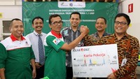 Penerima Kartu Pekerja Jakarta mendapatkan fasilitas berupa member JakGrosir dan mendapatkan subsidi pangan murah dari Perumda Pasar Jaya dan gratis naik transjakarta. Foto: dok. Bank DKI