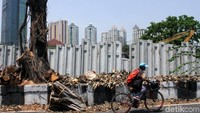 Sebelum dibangun turap, waring yang dipasangkan di Kali Item terlebih dahulu dilepas. Kepala Dinas Sumber Daya Air DKI Jakarta Teguh Hendarwan pun mengatakan bahwa pencopotan waring Kali Item itu telah disampaikan ke Gubernur DKI Jakarta Anies Baswedan. Pencopotan waring itu dilakukan untuk menyelesaikan pembangunan turap atau sheetpile di sisi kanan dan kiri Kali Item.