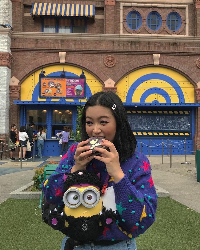 Memiliki lebih dari 299 ribu subscriber, chanel YouTube Cindercella milik YouTuber Marcella Febrianne Hadikusumo menginspirasi melalui tutorial makeup yang disajikannya. Tutorial makeup dari Cindercella yang populer adalah riasan wajah mengerikan seperti zombie, werewolf, dan black goddes. Pada 2018 ini sosoknya semakin bersinar dengan merilis produk palete makeup bernama Minuet bersama makeup artist Vinna Gracia. Produk tersebut mendapat respon postif dari pecinta kecantikan. Foto: Instagram @cindercella