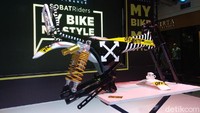 Motor baru mas Gibran ini konsepnya mini moto bike. Jadi bukan aliran modifikasi sebenarnya, di Jepang motor ini dijual dengan nama Honda Dax, ujar owner Katros Garage Andi Akbar dalam acara Sobat Riders Builder Talk bersama Adira, di Pondok Indah Mall 2, Jakarta Selatan, Jumat (16/11/2018). Foto: Luthfi Anshori