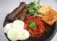 Bisa Makan Malam Pecel Lele Enak dengan Sambal Terasi di 5 Warung Ini 