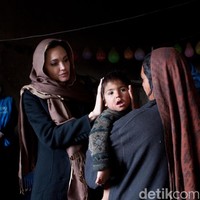 Tahun 2011, Angelina Jolie juga pernah mengunjungi Kabul, Afganistan. Mengunjungi salah satu keluarga muslim korban perang, ia tampak cantik mengenakan pashmina berwarna cokelat. Foto: Getty Images