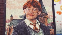 Keren! Kali ini ia membuat lukisan tokoh Ron Weasley di film Harry Potter. Ia terlihat mengenakan seragam Hogwarts lengkap. Foto: Instagram kristen_cumings