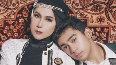 8 Potret Marini Zumarnis dan Putranya, Kayak Kakak Adik