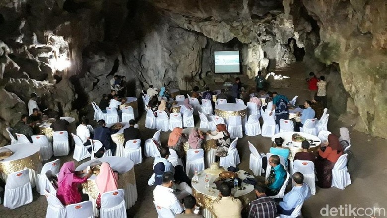 Pertemuan pengelola Geopark se-Indonesia di Goa Rancang Kencono (Pradito/detikTravel) Pertemuan pengelola Geopark se-Indonesia di Goa Rancang Kencono (Pradito/detikTravel)