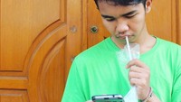 Begini gaya minum es ala Bang Ijal. Kok mukanya sedih ya? Foto: Instagram @mrijalmulyana2