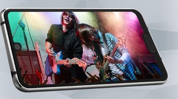 Meski ponsel dengan dua notch di layar mungkin tak sesuai dengan selera kebanyakan orang, namun Aquos R2 Compact adalah ponsel yang berukuran compact dan layar tanpa bezel dengan spesifikasi tertinggi yang ada saat ini. Foto: Android Community