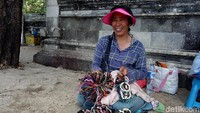 Begitupun Wayan, yang berjualan gelang sejak tahun 1995. Ia berjualan setiap hari, mulai pukul 10.00 WIta (Aditya/detikTravel)