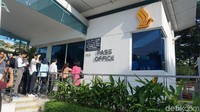 Sebelum masuk gedung latihan awak kabin Singapore Airlines, diwajibkan menukarkan kartu identitas dan bagi warga asing menggunakan paspor (Masaul/detikTravel)