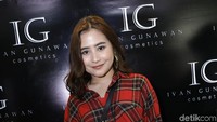 Diusia 25 tahun Prilly Latuconsina juga menunjukkan hasil kerja kerasnya dengan memiliki kediaman mewah yang dia bangun. rumah tersebut memiliki 4 lantai dan mempunyai fasilitas yang sangat mumpuni. Foto: Palevi S/detikFoto