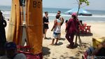 Potret Pedagang di Pantai Legendaris Bali, Kuta