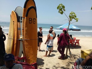Sisi Lain Pantai Kuta: Kisah Pencari Rezeki yang Turis Jarang Tahu