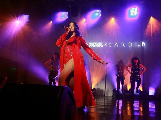 “I hope you guys enjoy my line, it’s very high-end kind of,” ujar Cardi tentang koleksinya dalam sebuah video di Instagram. Adapun produk Fashion Nova x Cardi itu dijual dari harga US$ 13 atau Rp 190 ribu hingga yang termahal US$ 200 atau Rp 3 jutaan. (Foto: Getty Images)