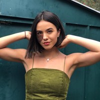 Orang-orang sering mendatangiku dan menanyakannya. Aku tidak menghindar dari pertanyaan-pertanyaan itu. Wajar kalau penasaran. Tanda lahirku tertutupi rambut jadi sulit disembunyikan tapi sejujurnya aku tidak masalah. Aku tahu banyak orang merasa kasihan, tapi aku percaya diri dengan penampilanku, tambahnya. Foto: Instagram/@cassandranaud