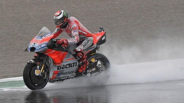 Ducati Team's Spanish rider Jorge Lorenzo rides during the first free practice session of the MotoGP Valencia Grand Prix at the Ricardo Tormo racetrack in Cheste, on November 16, 2018. (Photo by JOSE JORDAN / AFP)