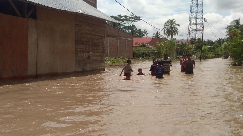Ratusan Rumah di Aceh Utara Kebanjiran, Warga Mengungsi Ratusan Rumah di Aceh Utara Kebanjiran, Warga Mengungsi