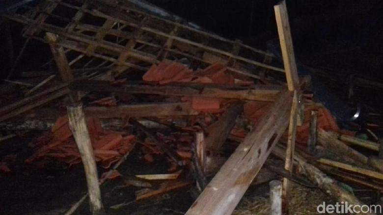 Puluhan Rumah Rusak Tersapu Angin Kencang di Grobogan Puluhan Rumah Rusak Tersapu Angin Kencang di Grobogan