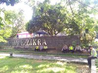 Polisi berjaga di lokasi
