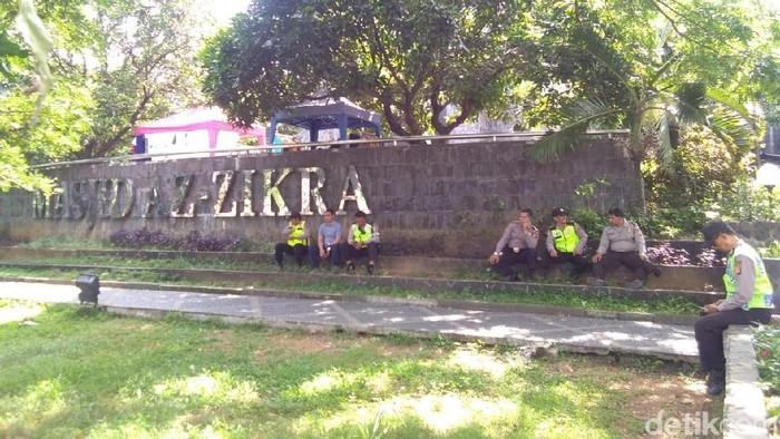 Suasana di Masjid Az-Zikra, Sentul, Kabupaten Bogor