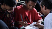 Mereka datang dari latar belakang yang berbeda-beda, mulai dari pengamen jalanan, penjual asongan dan lain sebagainya.