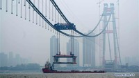 Struktur utama dek jembatan terdiri dari 49 balok baja masing-masing sepanjang 36 meter, lebar 32,5 meter, dan tinggi 10 meter. Istimewa/Xinhuanet.