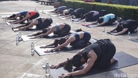 Sekilas mungkin yoga tampak seperti olahraga malas-malasan, hanya menekuk-nekuk kaki dan tangan atau punggung lalu duduk di atas sebuah matras. (Foto: Frieda Isyana Putri/detikHealth) Foto: Frieda Isyana Putri/detikHealth